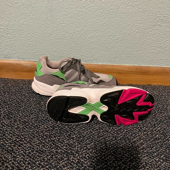 Adidas tennis shoe - Picture 3 of 3